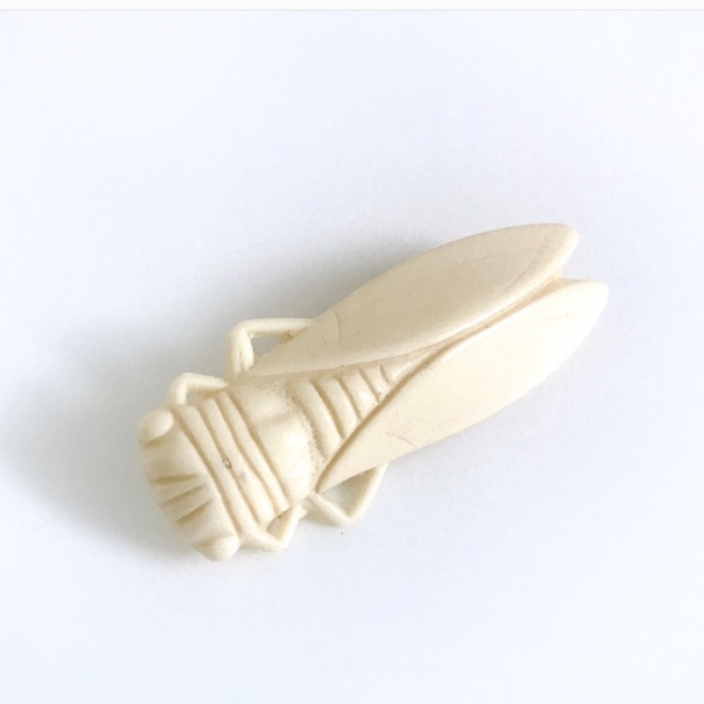 Vintage pre 1960’s lucite cicada bug brooch pin - Picture 2 of 4